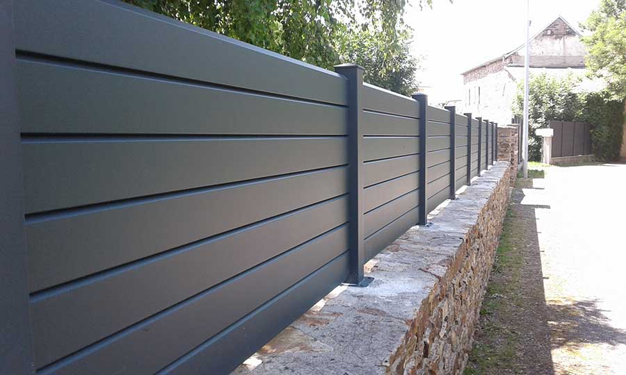 Clôture sur-mesure en aluminium.